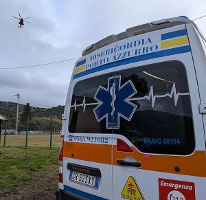 Malore in mare al largo di Porto Azzurro: 66enne trasferito in elicottero a Siena