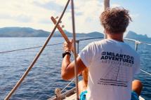 Art Odyssey 2025: in barca a vela verso SEIF tra profumi, cultura e sostenibilità per celebrare il Mediterraneo