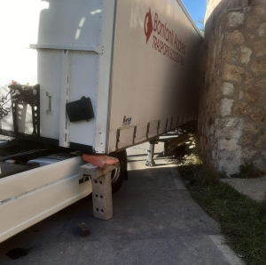 Un bilico resta incastrato in una curva della SP 24 al Capannone, traffico bloccato nei due sensi dei marcia