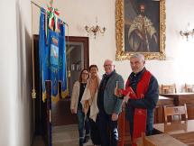 Auguri pasquali e benedizione in Comune: don Kevin in visita a Palazzo della Biscotteria
