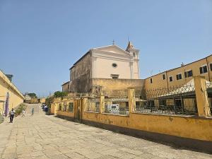 Restaurata la facciata della chiesa di San Giacomo Maggiore a Porto Azzurro