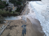 Fotocronaca: la mareggiata danneggia la "strada" provvisoria sulla spiaggia del Lido