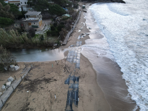 Fotocronaca: la mareggiata danneggia la &quot;strada&quot; provvisoria sulla spiaggia del Lido