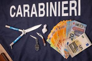 Portoferraio: denunciato 30enne elbano sorpreso in possesso di coltelli, cocaina e più di 1.400 euro in contanti