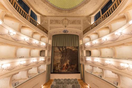 Finalmente un posto a teatro, anzi due... e che posti!