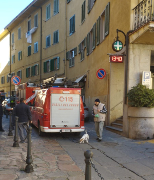 Cade una persiana in via Guerrazzi, ferita gravemente una donna