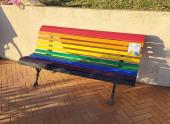 Portoferraio: riverniciata la panchina arcobaleno, simbolo di accoglienza e resistenza