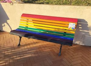 Portoferraio: riverniciata la panchina arcobaleno, simbolo di accoglienza e resistenza
