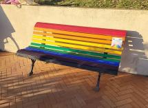 Portoferraio: riverniciata la panchina arcobaleno, simbolo di accoglienza e resistenza