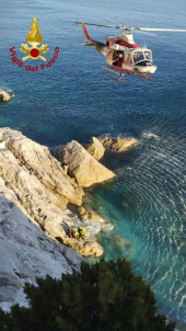 Insegue il cane sulla scarpata ma rimane bloccato, recuperato dall'elicottero dei VVFF