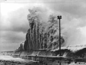 Piombino: la sciroccata del 1966, che spezzò e spostò la diga del porto