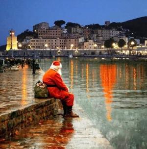 Il triste Babbo Natale riese sedotto dalle promesse e abbandonato sul molo