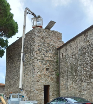 Riparato da &quot;Le Macinelle&quot; di San Piero il tetto della Chiesa-Fortezza di San Nicolao