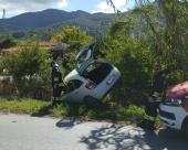 Perde il controllo dell’auto e finisce nel fossato