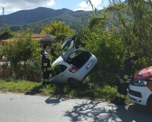 Perde il controllo dell’auto e finisce nel fossato