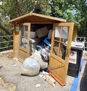 Sempre sulla casina della spazzatura a Poggio