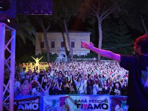 Il buon successo della serata dance a Marina di Campo.