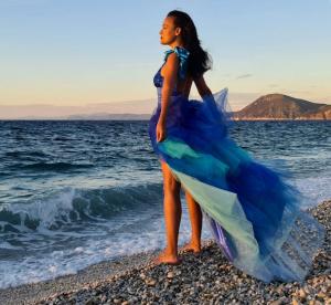 Rotta Elba–Bali: il viaggio "impossibile" di Moira Lena Tassi approda al Museo Bolano