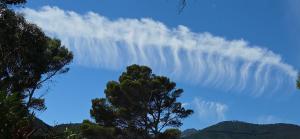 Fotonotizia: un raro fenomeno atmosferico nel cielo elbano