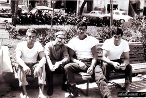 Il fantasma di Cesarino Baroni (impomatato) davanti al seggio, per votare per primo