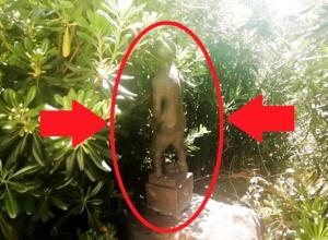 Fotosegnalazione piaggese: Salvate il soldato Ryan o almeno la Statua del Minatore delle Conche