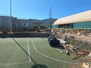 Dopo i parcheggi chiusi a giugno, anche il campetto è off-limits: che facciamo, lo apriamo d’inverno?