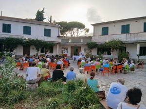 Ricordato don Mazzi a Portoferraio. Gratitudine ed emozione dei presenti