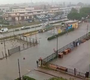 L&#039;acquazzone (senza annunciata allerta meteo) e mancate informazioni hanno creati disagi viari