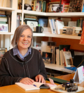 A Marina di Campo la presentazione del romanzo "Sarti volanti" di Annarosa Macrì