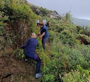 Studenti al lavoro sui sentieri dell’Elba: torna il progetto “Un’isola per le scuole”