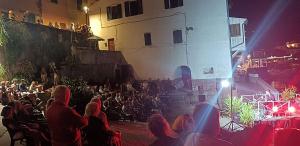 Loris Lombardo conquista il pubblico di Marciana Marina con il fascino dell'handpan