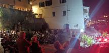 Loris Lombardo conquista il pubblico di Marciana Marina con il fascino dell'handpan