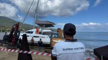Catamarano incagliato a Procchio: complesse le operazioni di recupero