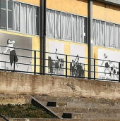 Quelle gigantografie che odorano di "regime" spuntate sui muri scolastici a Concia di Terra