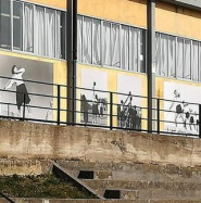 Quelle gigantografie che odorano di "regime" spuntate sui muri scolastici a Concia di Terra