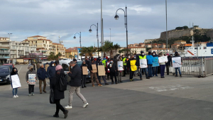 Libera Scelta Elba protesta contro il Super Green Pass presidiando il porto