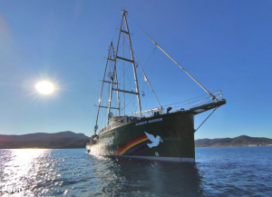 La Rainbow Warrior di Greenpeace in rada a Portoferraio