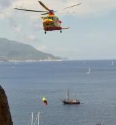 Si ferisce mentre si cala su una parete rocciosa all’Enfola, 47enne trasferita con Pegaso a Siena
