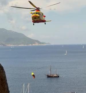 Si ferisce mentre si cala su una parete rocciosa all’Enfola, 47enne trasferita con Pegaso a Siena