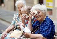 La difficoltà di essere anziani e soli nel caldo dell'estate