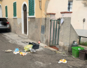 Continua il degrado in via Lambardi, perché non istallare delle telecamere?