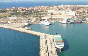 Parcheggi piombinesi: un porto dove elbani, ospiti e pendolari sono trattati da sudditi