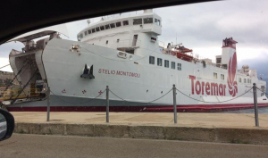 Traghetto Toremar a banchina, saltano alcune corse