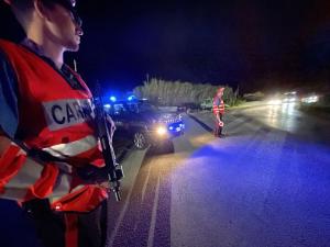 Fuggono all'alt dei Carabinieri con un mezzo rubato: bloccati dopo un inseguimento